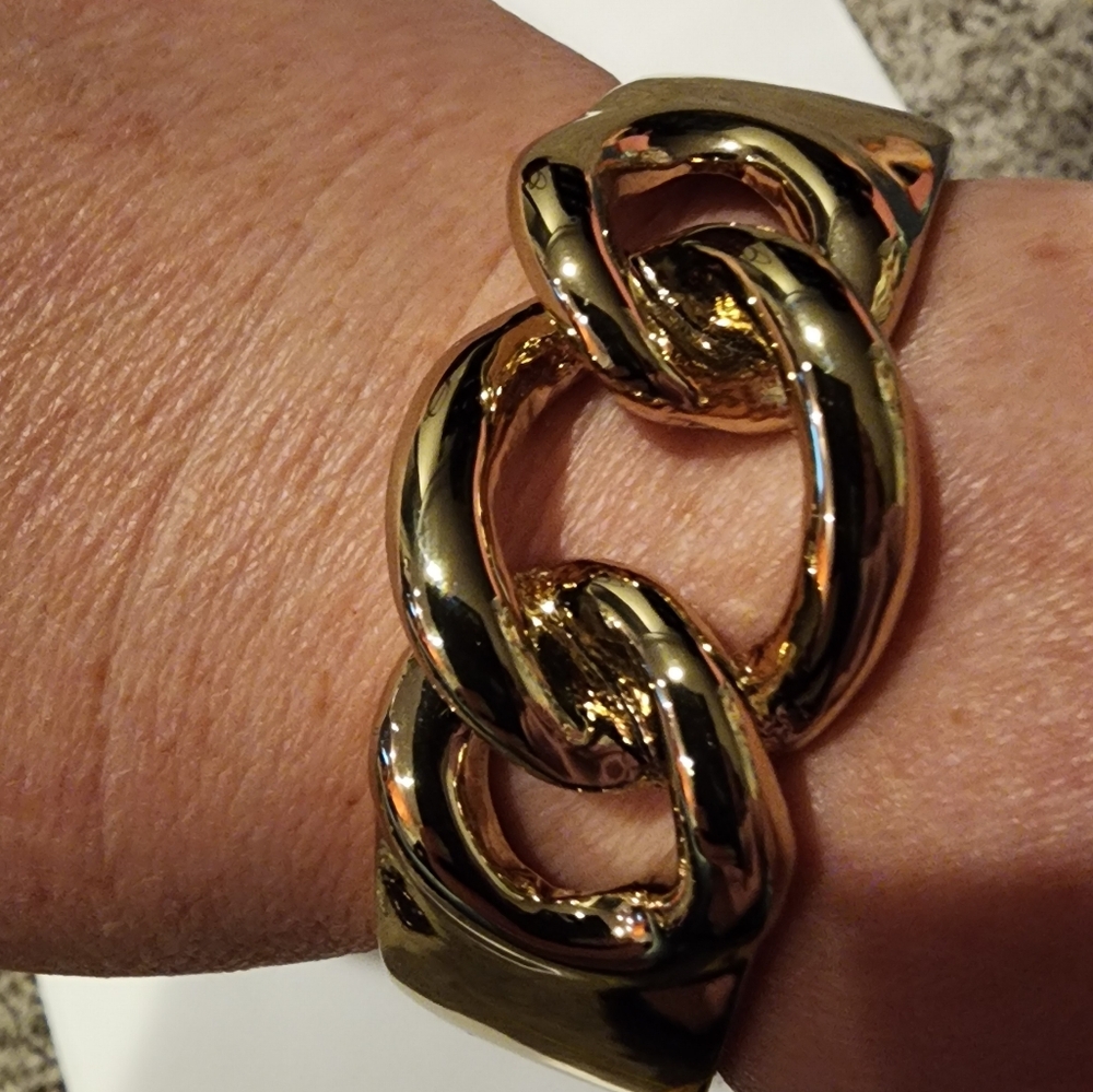 Chunky Gold Tone Chain Link Bracelet With Hinged Closure 2 3/4 Inches